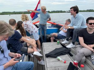 De schipper die een rondvaart geeft met Sloepfriesland door Sneek over de Friese Meren wijst u de mooiste plekjes aan