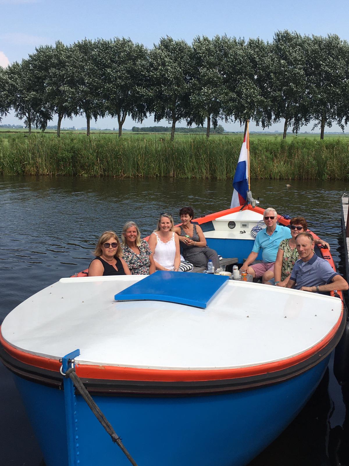 Een rondvaart in Sneek met een sloep over de Friese meren kan niet worden overgeslagen bij een bezoek aan Friesland.