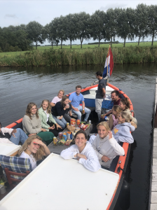 Een rondvaart in Friesland kan ook worden gedaan met bijvoorbeeld een teamuitje.